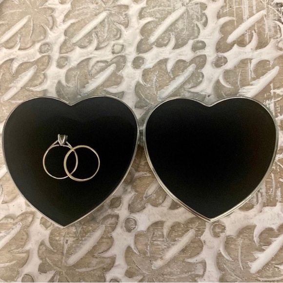 🎉 HOST PICK 🎉 Bowring, Small Heart Shaped Jewelry Box, BNIB - Picture 5 of 6